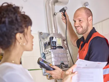 enercity Netz Mitarbeiter nimmt eine Abgasmessung vor