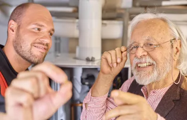 enercity Netz Mitarbeiter erklärt einem älteren Mann das Gasgeräte