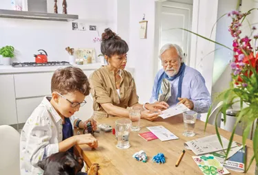 Die Familien schaut sich gemeinsam ein Infoschreiben an