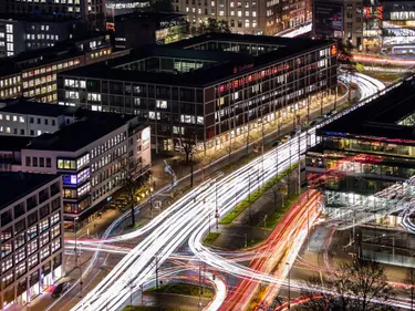 Beleuchtete Straße mit Verkehr bei Nacht