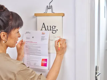 Eine Frau notiert sich den Termin zur Gasumstellung in ihrem Kalender