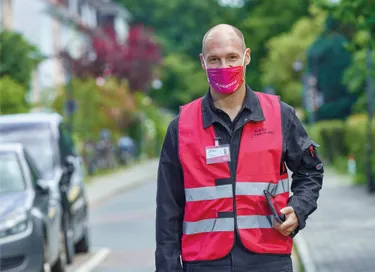 Ein enercity Techniker steht auf der Straße.