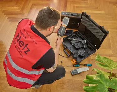 enercity Netz Techniker mit Koffer